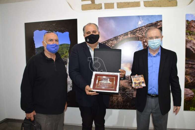 Momento de la entrega de la copia exacta del premio/TA.